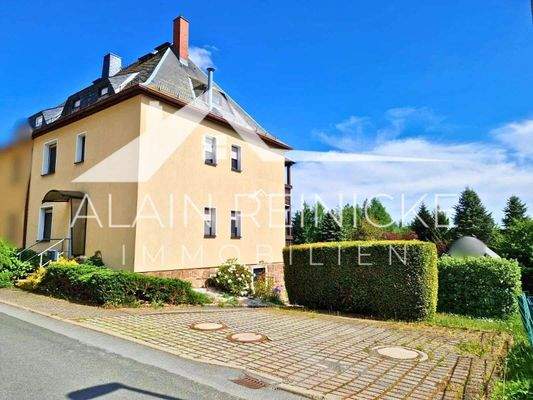 Hausansicht mit Stellplätzen