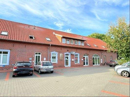 Gebäude-Rückseite und Parkplätze