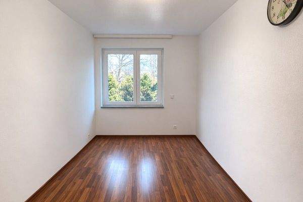 Kinderzimmer ohne Möbel (KI)