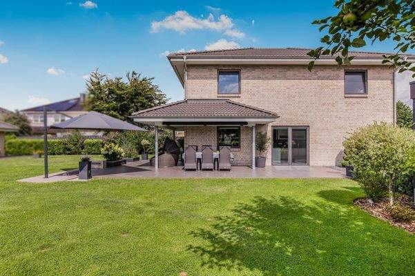 Seitliche Gebäude- und Terrassenansicht