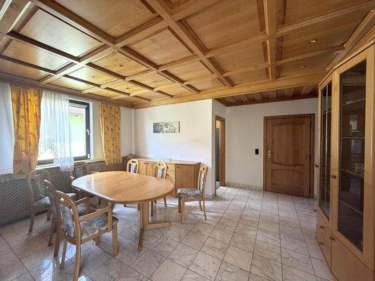 OG 1 / Essbereich mit Holzdecke und Einbauspots