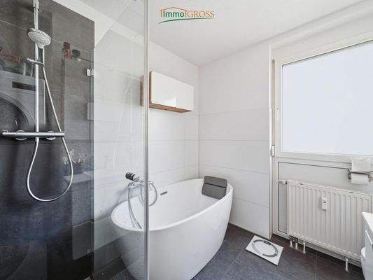 Modernes Badezimmer mit bodentiefer Dusche und freistehender Badewanne