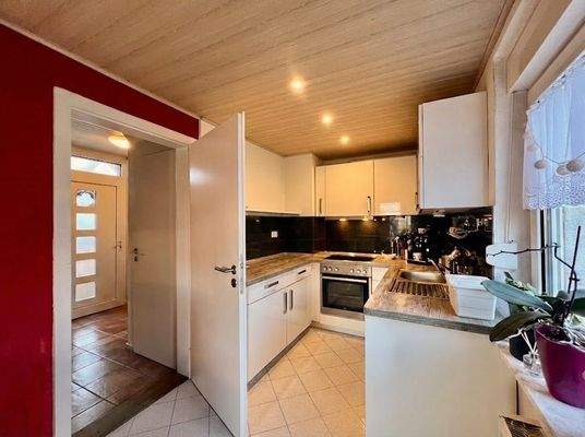 EG: moderne Einbauküche von 2019..