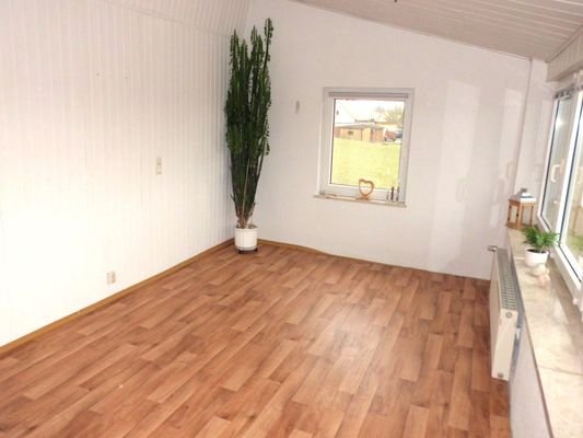 WOHNZIMMER MIT WEITBLICK ÜBER IHREN GARTEN 