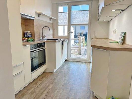 Helle Arbeitsküche mit