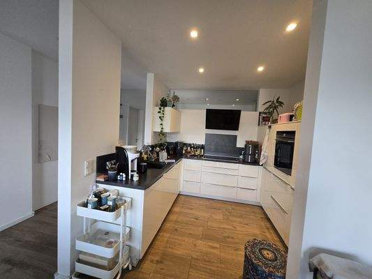 Moderne Küche mit Stauraum