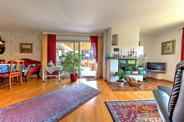 Wohnzimmer mit Kamin (EG)