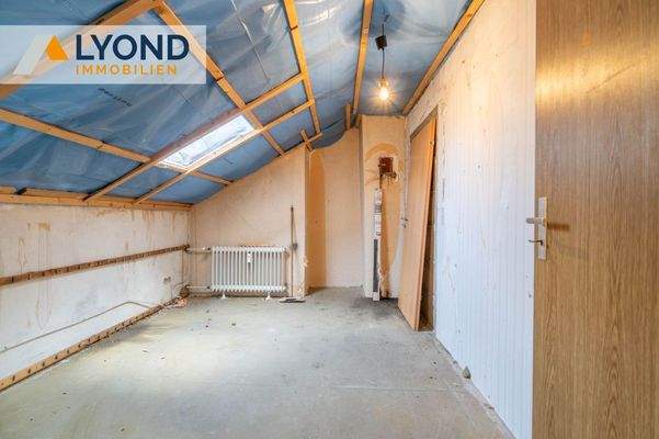 LYD 4617 - 22 Dachboden