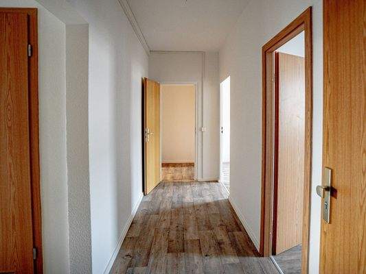 Heller Flur mit Holztüren