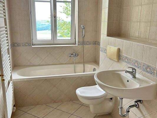 Tageslichtbad mit Wanne