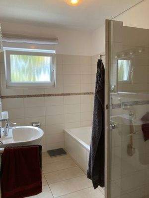 Bad mit Wanne und Dusche