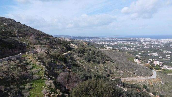Kreta, Malaxa: Grundstück mit Blick auf Meer und Stadt zu verkaufen