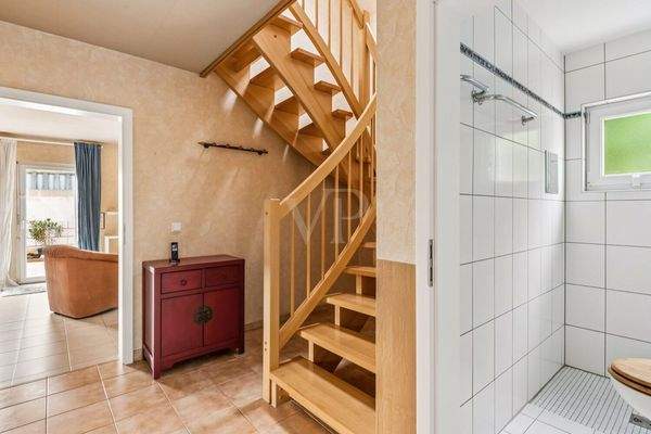 Flur und Gästedusche