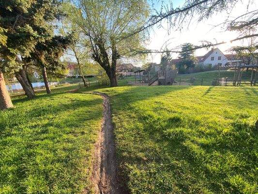 Parkt m. Spielplatz & Teich