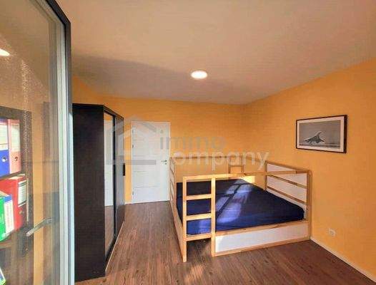 geräumiges, helles Kinderzimmer