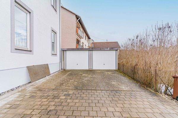 Außenbereich mit Garage