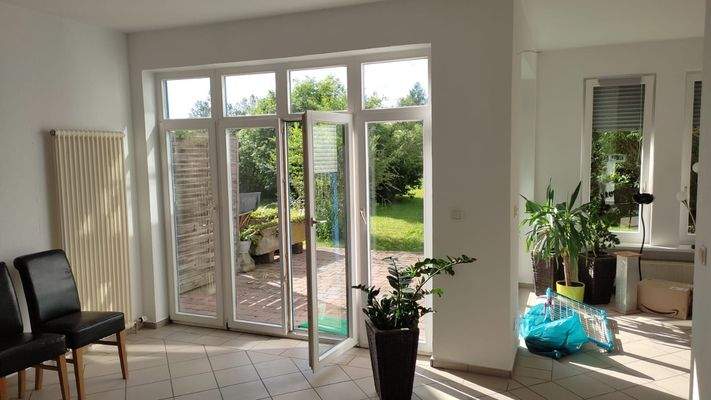 Lichtdurchfluteter Wohnraum