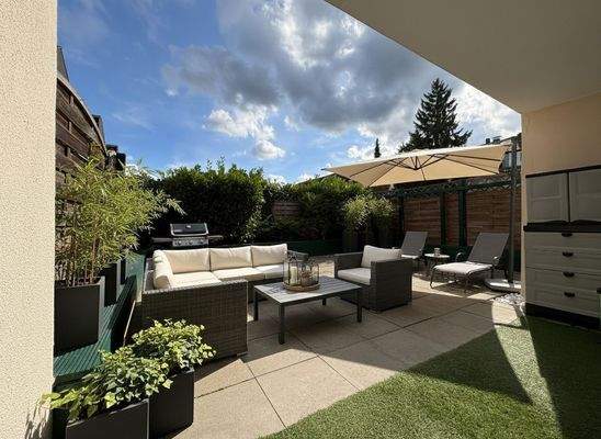 Terrasse (KI-möbliert)