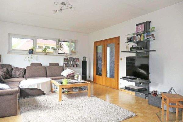 Wohnzimmer mit Eingangstür