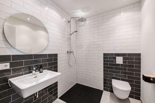 Duschbad im Schwarz-Weiß-Look