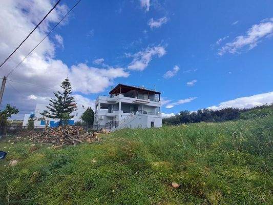 Große Villa mit offenem Meerblick und vier Mietwohnungen