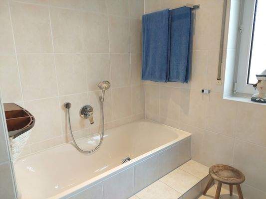 ...mit Badewanne & Dusche