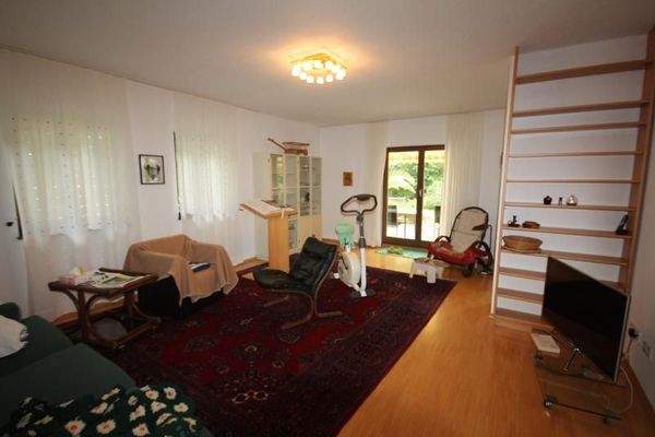 Wohnzimmer mit Zugang zum Garten