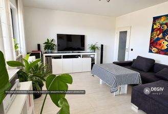Helles Wohnzimmer mit Pflanzen