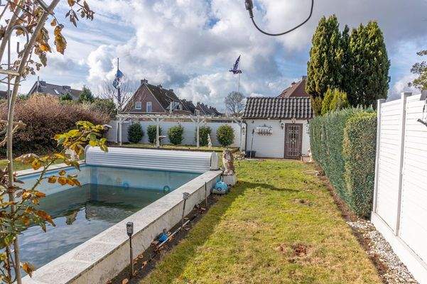 Grundstück und Pool