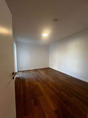 Leerer Raum mit Holzboden