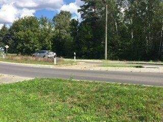 ausgebaute Straße mit Beleuchtung
