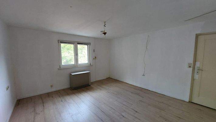 Zimmer mit Einbauschrank im Obergeschoss