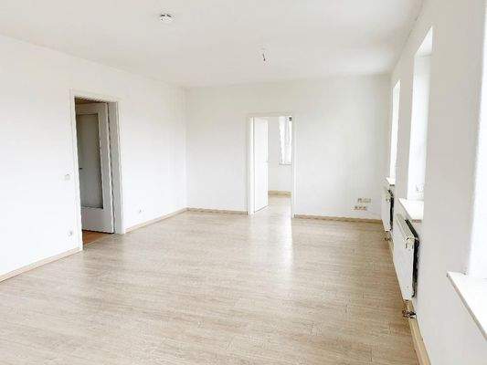 Wohnzimmer mit Blick Richtung Arbeits- oder Kinderzimmer