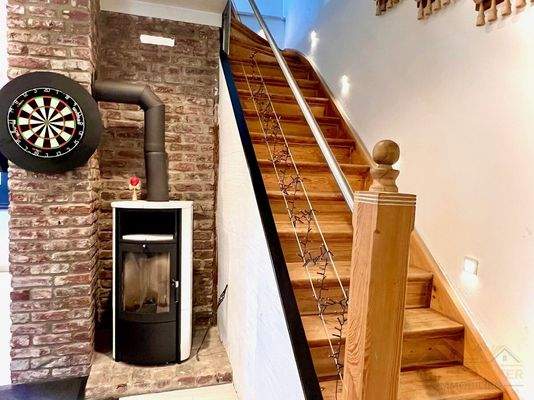 Treppenaufgang und Kaminofen