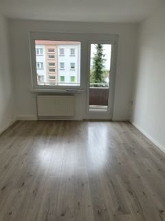 Ansicht Wohnzimmer mit Balkonaustritt