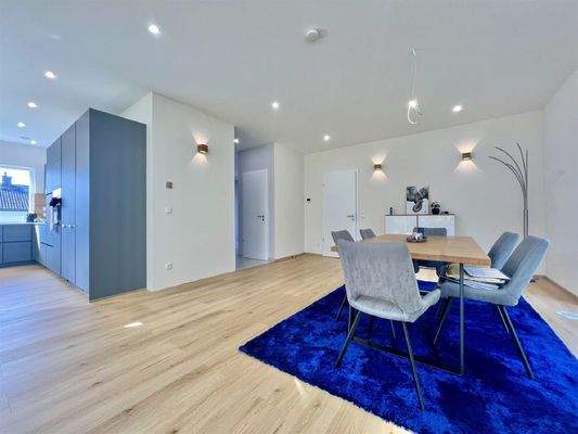 Offener, großzügiger Wohn-/Ess-/Küchenbereich