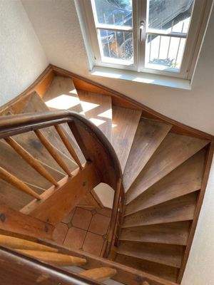 Schöne Holztreppe zum OG
