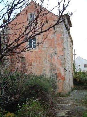 Die Wohnfläche erstreckt sich über...