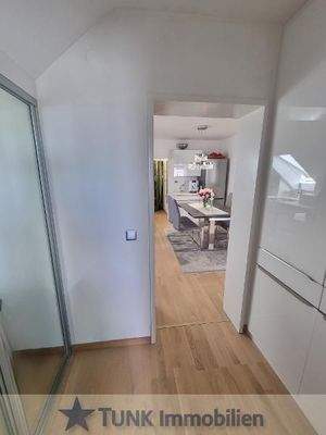 21 - Flur mit Einbauschränken