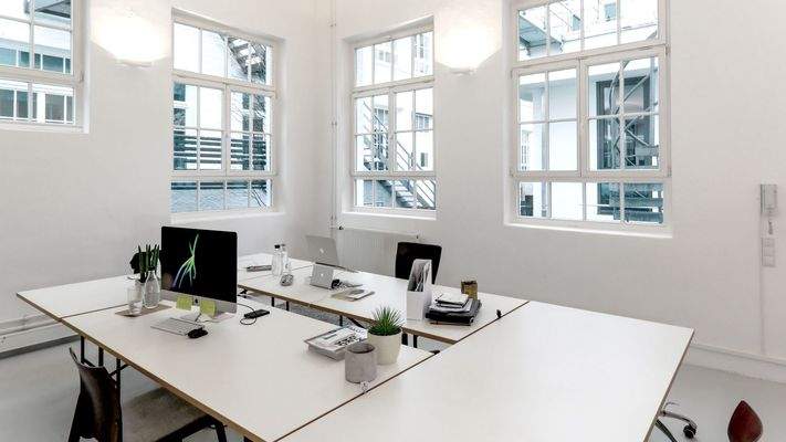 Ein heller Schreibtischplatz