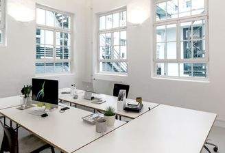 Ein heller Schreibtischplatz