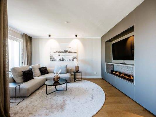 LOUNGE BEREICH MIT KAMIN