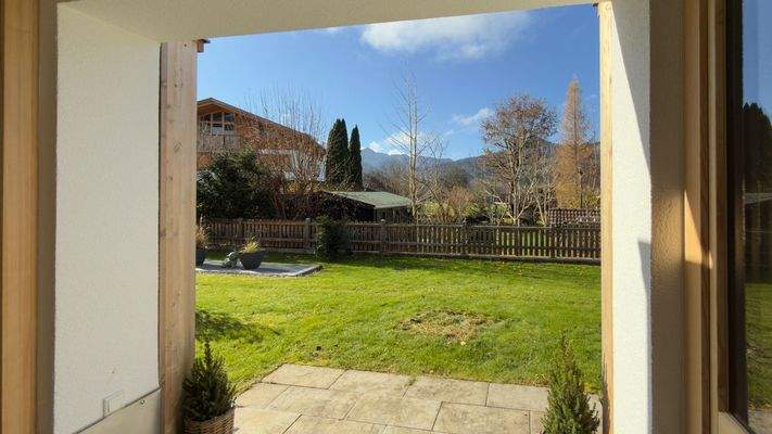 Blick vom Wohnbereich in den Garten