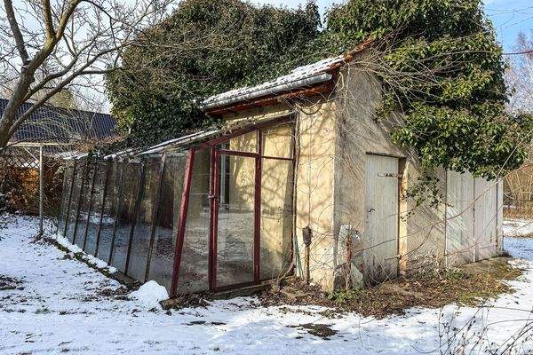 Nebengelass mit Gewächshaus