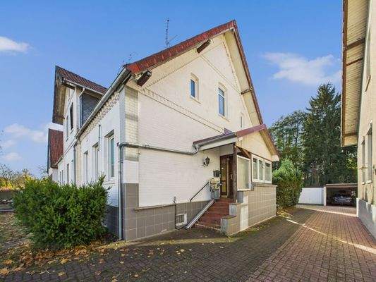 Einfahrt und Hauseingang