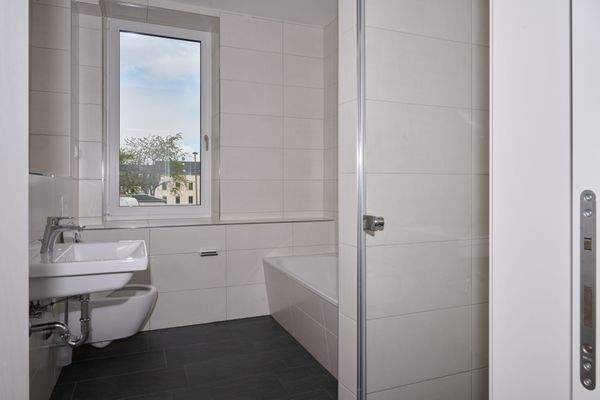 Badezimmer mit Wanne und Dusche