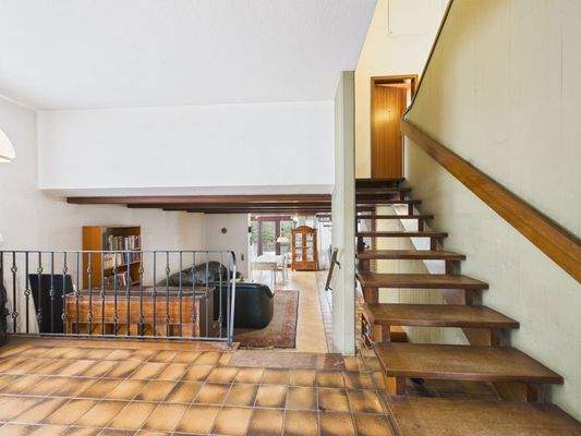 Wohnbereich und Treppe ins OG