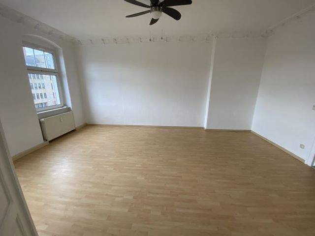 Geräumige 4- Zimmerwohnung mit Stuck, Erker sowie AR zu vermieten! Stellplätze vorhanden. - Photo 1