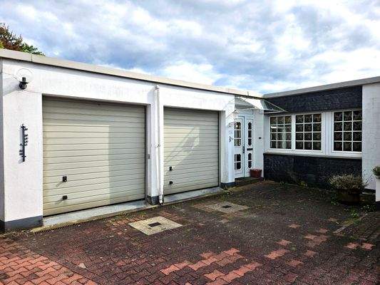 Doppelgarage und Eingang