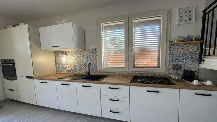 Küchenzeile mit Backofen auf Arbeitshöhe